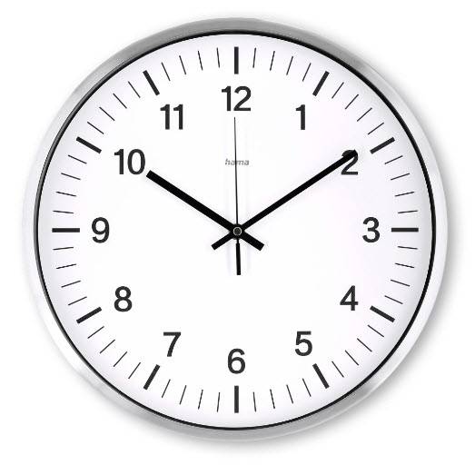 Analoge Wanduhr, die etwa 10:10 Uhr anzeigt, mit schwarzen Ziffern und Zeigern auf weißem Zifferblatt.