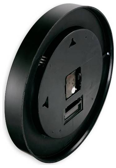 Schwarze runde Wanduhr Rückansicht mit Batteriefach und Aufhängeschlitz, auf weißem Hintergrund dargestellt.