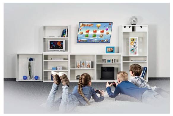 Vier Kinder liegen auf dem Boden und spielen Videospiele, während ein an der Wand montierter Fernseher ein buntes Spiel in einem modernen Wohnzimmer anzeigt.