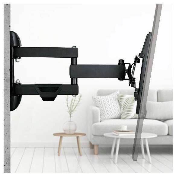 Schwarzer verstellbarer an der Wand montierter TV-Arm, der sich von einer Betonwand aus erstreckt und einen Flachbildschirm in einem hellen Wohnzimmer mit einem Sofa und Beistelltischen hält.