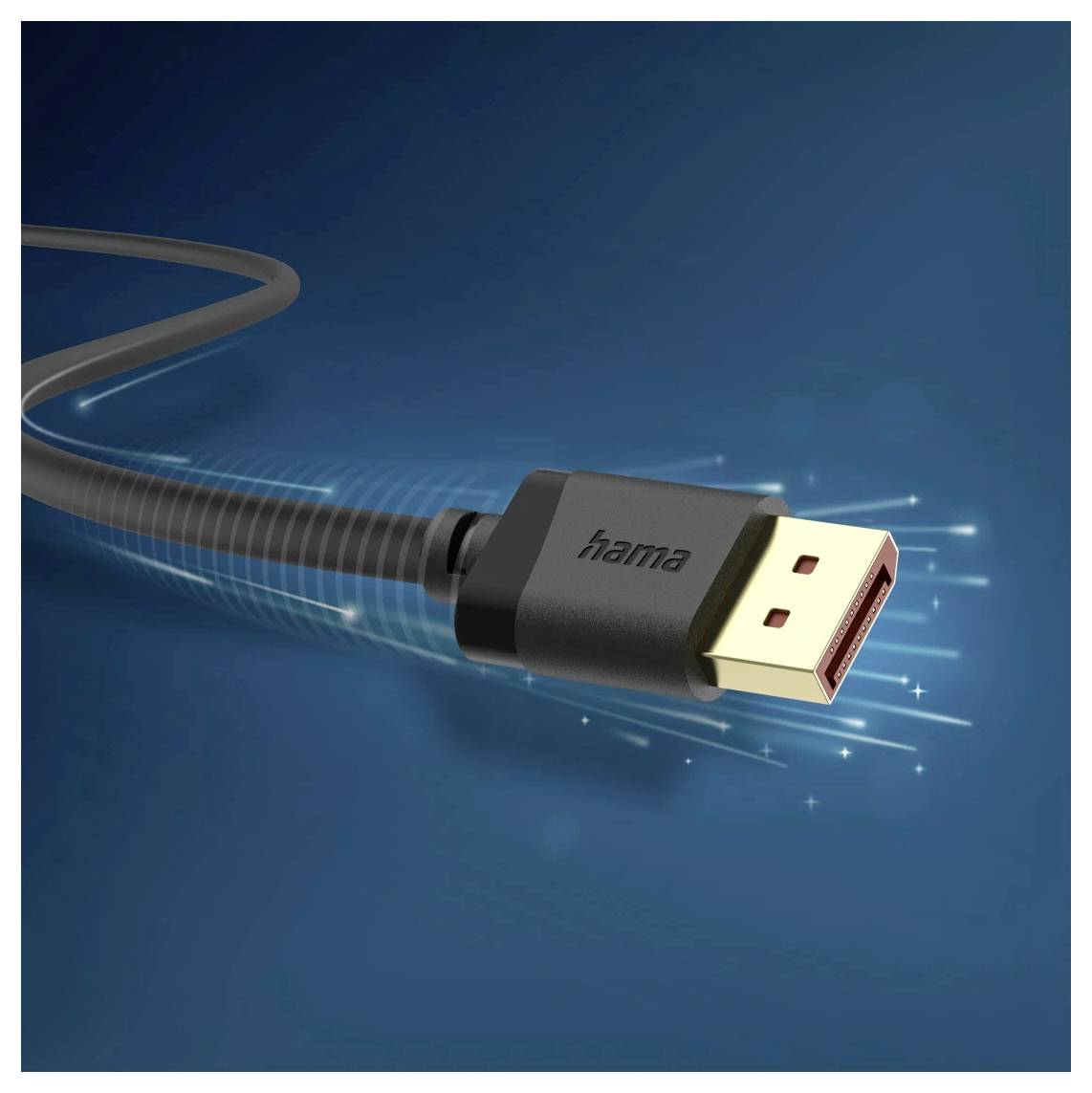 Nahaufnahme eines schwarzen Hama-HDMI-Kabelsteckers auf blauem Hintergrund mit Bewegungsunschärfen, wobei die vergoldete Steckerspitze zu sehen ist.