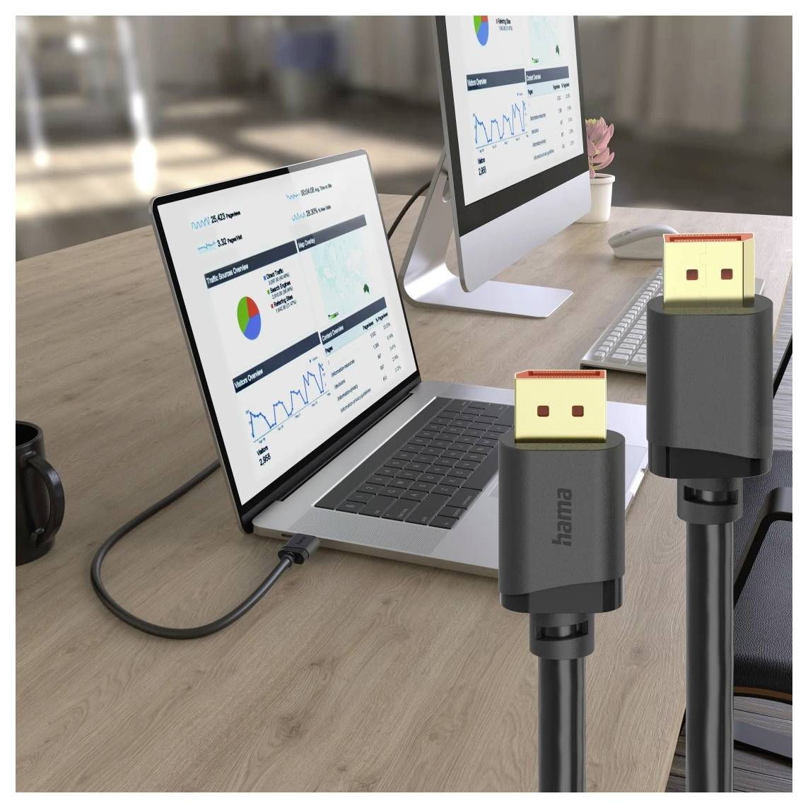 Verstellbarer Monitorarm, der auf einem weißen Tisch in einem hellen Büro- oder Wohnbereich angebracht ist und einen Bildschirm auf Blickhöhe hält.