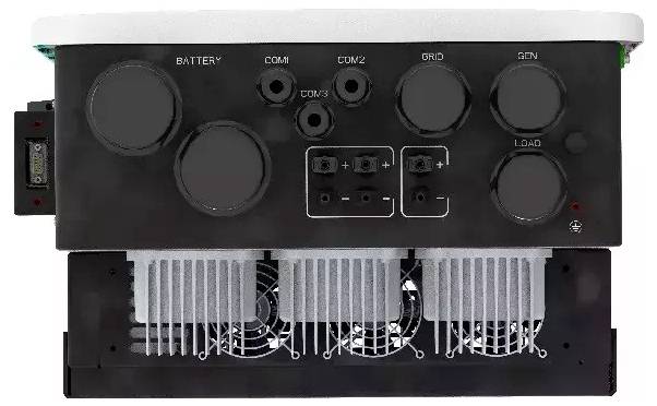 Vorderansicht einer Stromversorgungseinheit mit beschrifteten Anschlüssen BATTERY, COM1, COM2, COM3, GRID, GEN und LOAD, sowie Kühlventilatoren und Kühlkörpern.