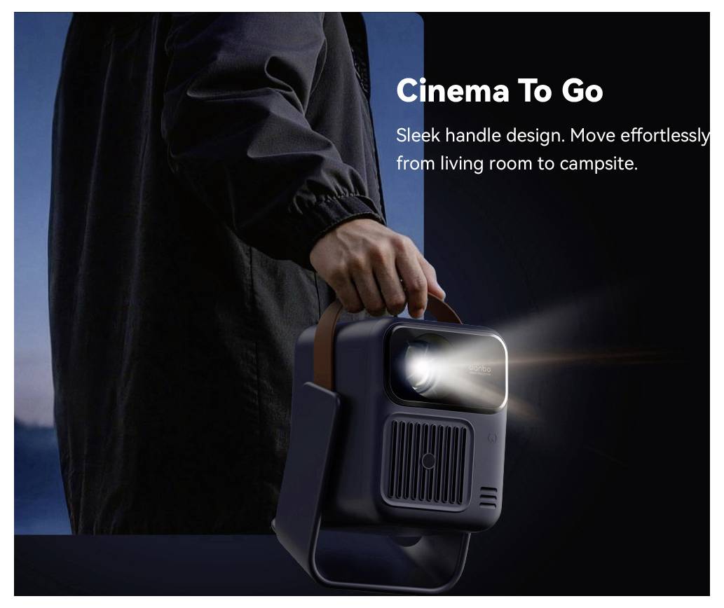 Person mit einem tragbaren Projektor mit der Bezeichnung „Cinema To Go