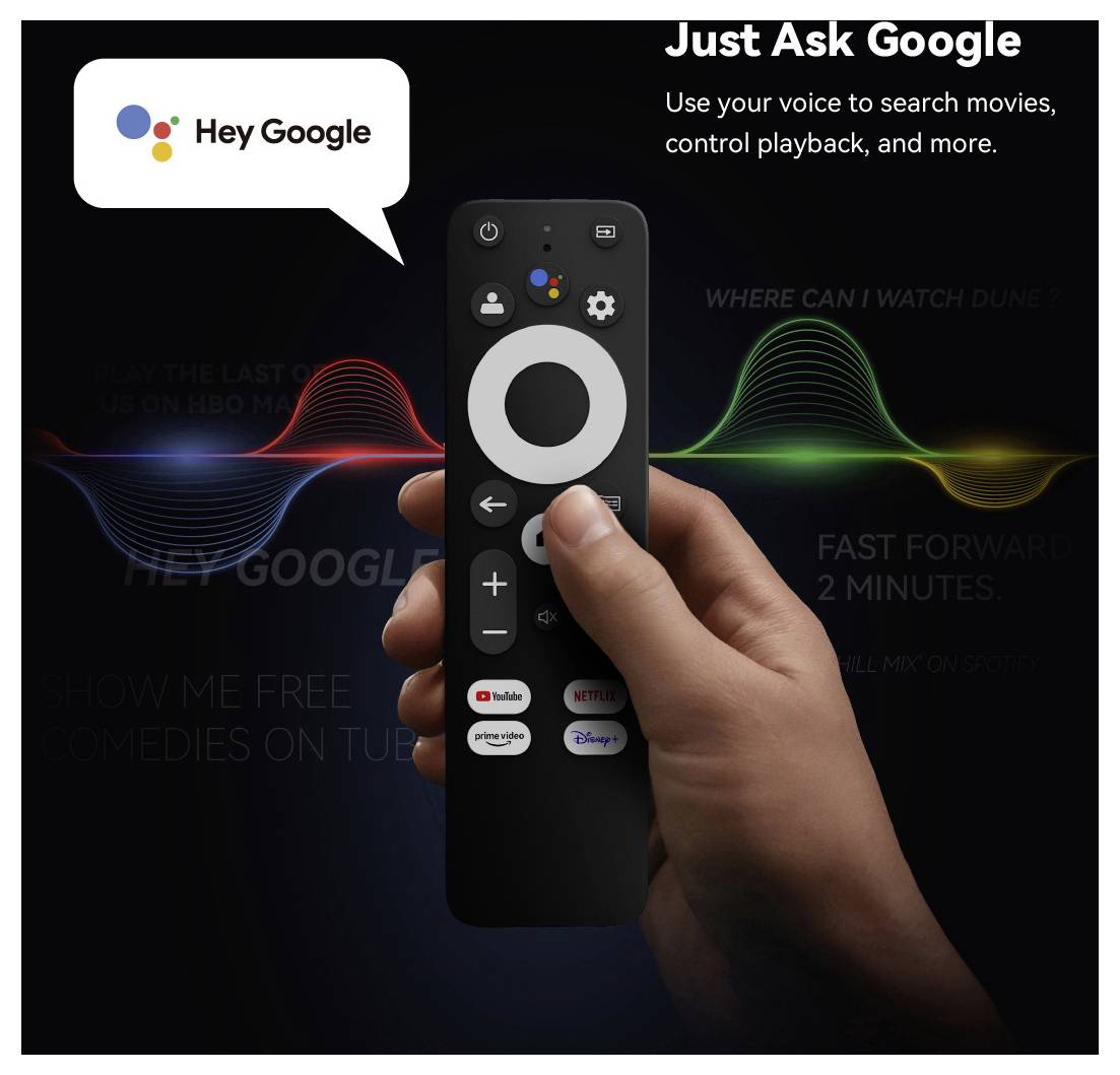 Hand hält eine Google TV-Sprachfernbedienung mit der Aufforderung 