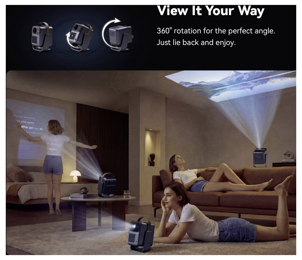 Anzeige für einen 360°-Rotationsprojektor, der zum Projizieren von Filmen auf Wand und Decke in einem gemütlichen Wohnzimmer geneigt ist.