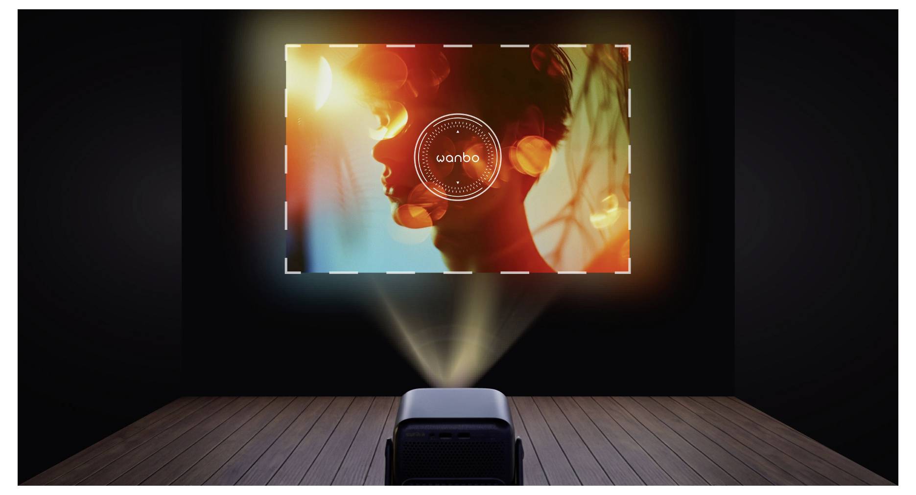 Ein Projektor wirft das bunte Bild eines Frauenprofils auf eine Leinwand in einem dunklen Raum, mit 