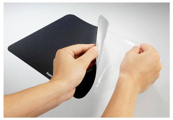 Schwarzes rechteckiges Mousepad mit abgerundeten Ecken und kleinem 