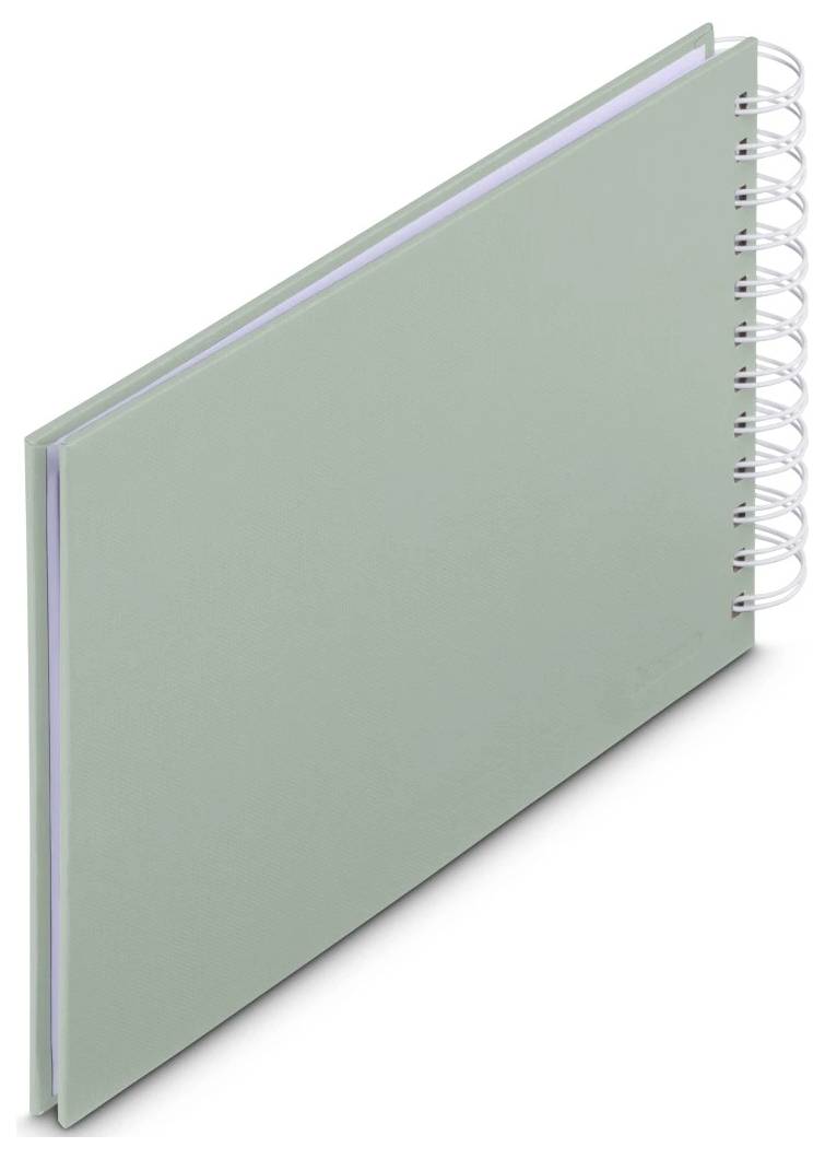 Grünes spiralgebundenes Notizbuch oder Skizzenbuch in schräger Ansicht auf weißem Hintergrund