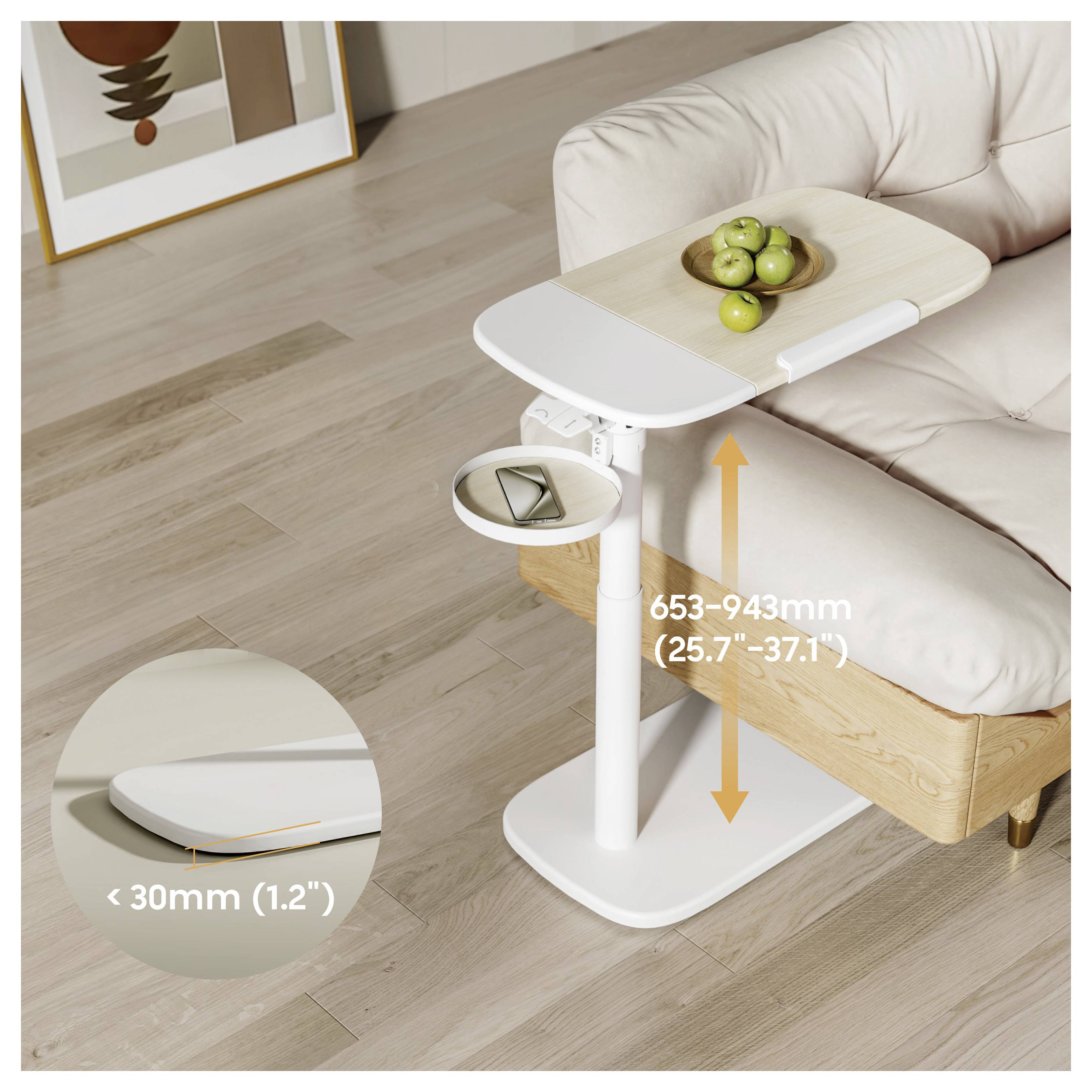 Verstellbarer Sofatisch neben einem Sofa, mit Höhenverstellbereich 653-943 mm und Basisdicke unter 30 mm.