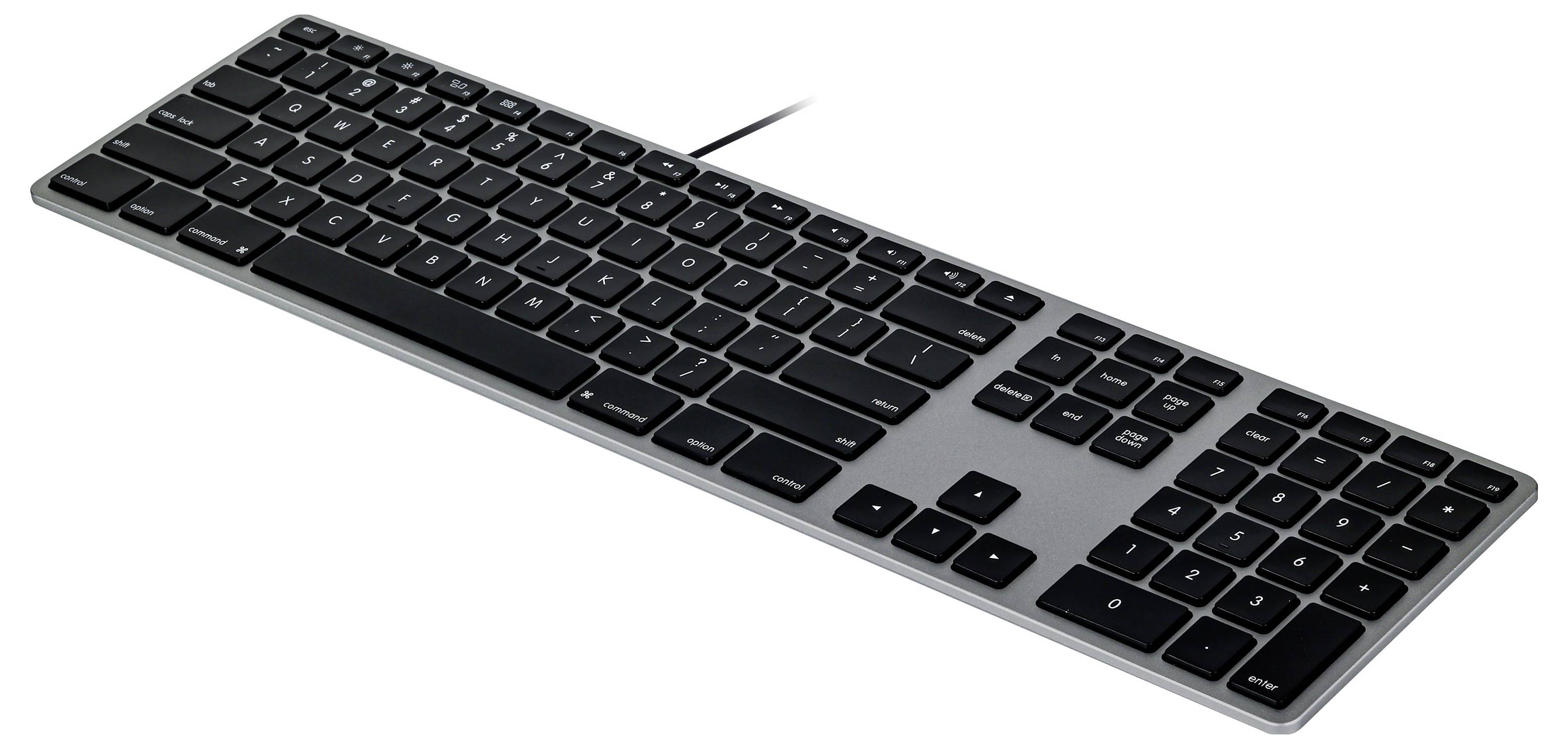 Schwarze schnurgebundene Computertastatur auf weißem Hintergrund, in perspektivischer Ansicht dargestellt.