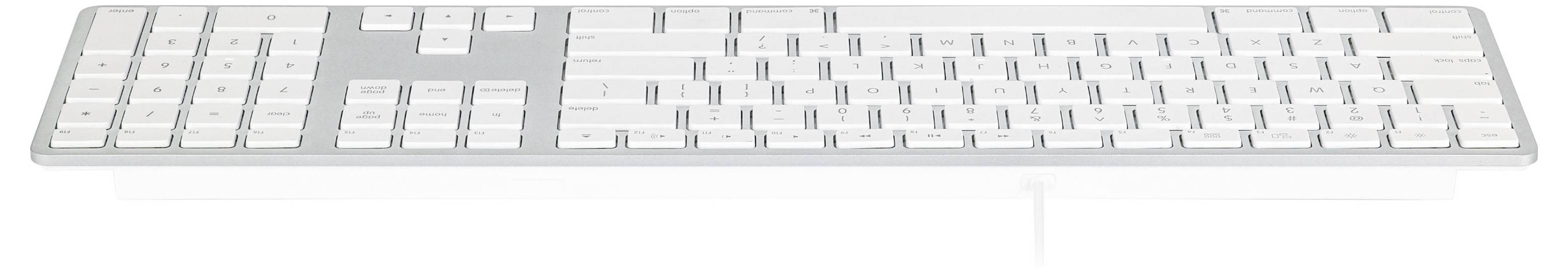 Eine schlanke weiße kabelgebundene Computertastatur von oben auf einem einfachen weißen Hintergrund gezeigt.