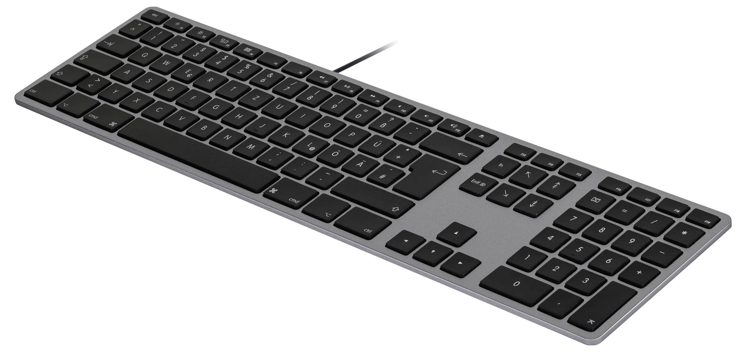 Schwarze kabelgebundene Computertastatur, die in einem Winkel auf weißem Hintergrund gezeigt wird.