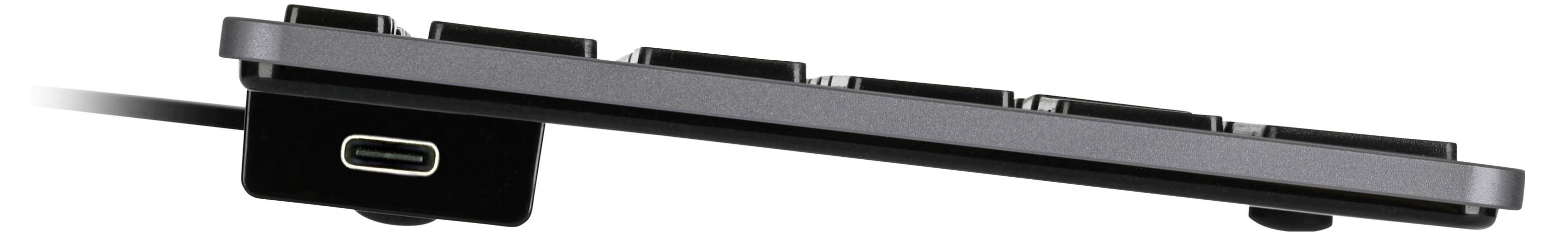 Seitenansicht einer schlanken schwarzen Tastatur, die einen USB-C-Anschluss und ein kurzes angeschlossenes Kabel auf der linken Seite zeigt.