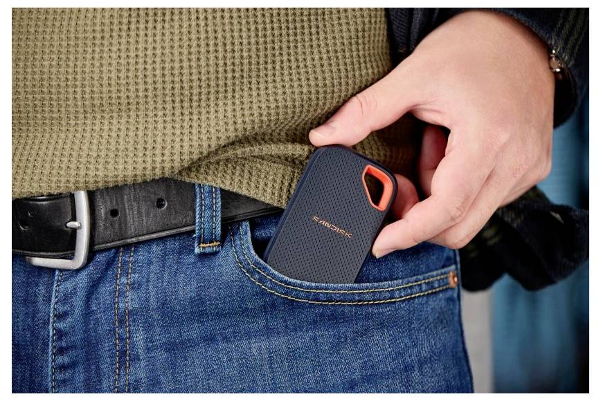 Schwarzer tragbarer Lagerschrank mit Glastür, auf dem mehrere Tablets oder Laptops auf einem Schreibtisch in einem Büro stehen