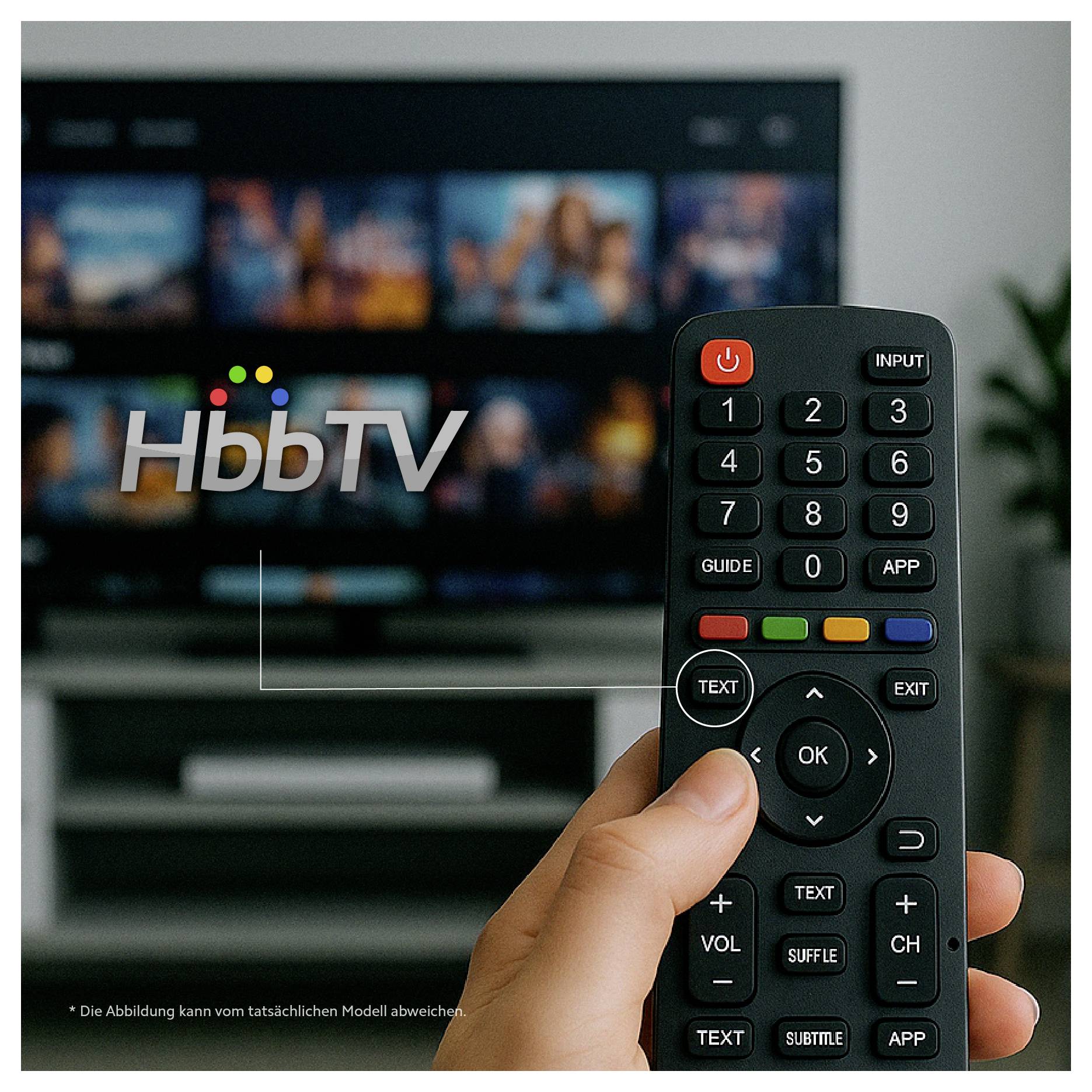 Hand, die eine TV-Fernbedienung vor einem Smart-TV-Bildschirm hält, auf dem das HbbTV-Logo angezeigt wird.