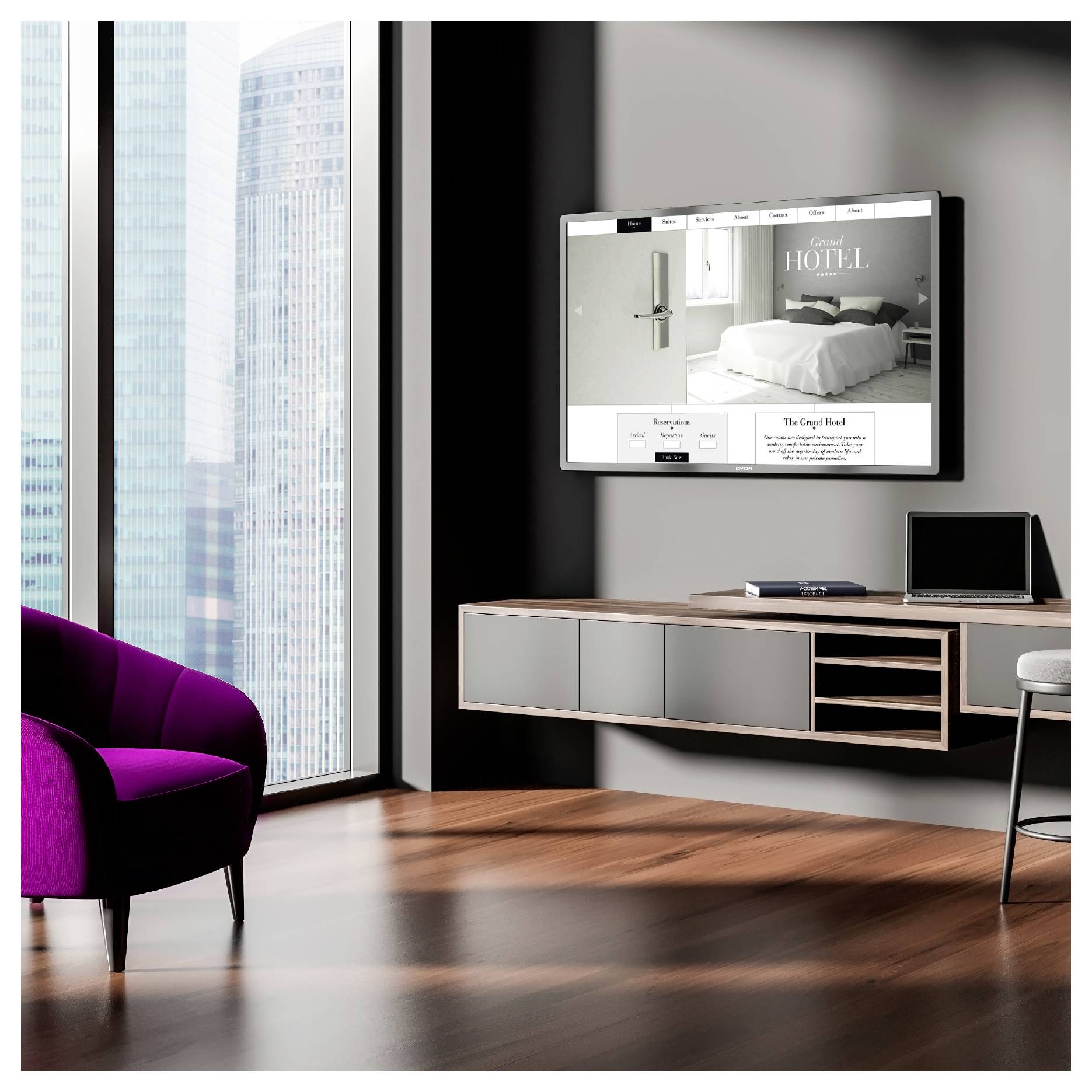 Modernes Hotelzimmer mit violettem Sessel, Schreibtisch und an der Wand montiertem Fernseher, der eine Hotel-Website anzeigt, neben einem großen Fenster mit Stadthochhäusern.