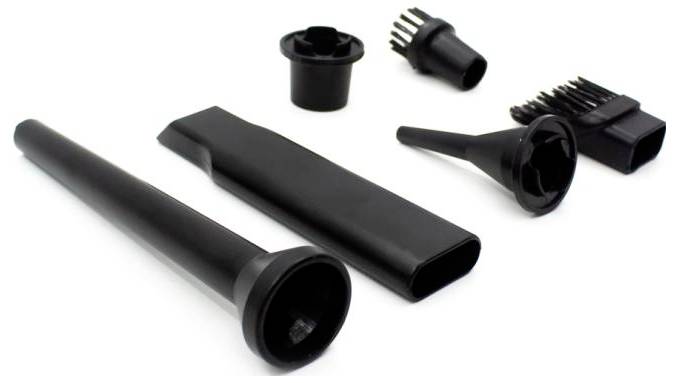 Schwarze Kunststoff-Staubsauger-Aufsätze und Schlauchverbindungen auf weißem Hintergrund angeordnet.