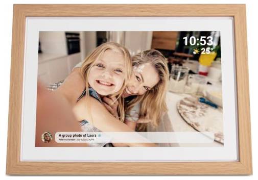 Digitaler Bilderrahmen mit einem Selfie zweier lächelnder Frauen; die Displayüberlagerung zeigt 10:53 und 25°, mit der Beschriftung „Ein Gruppenfo von Laura