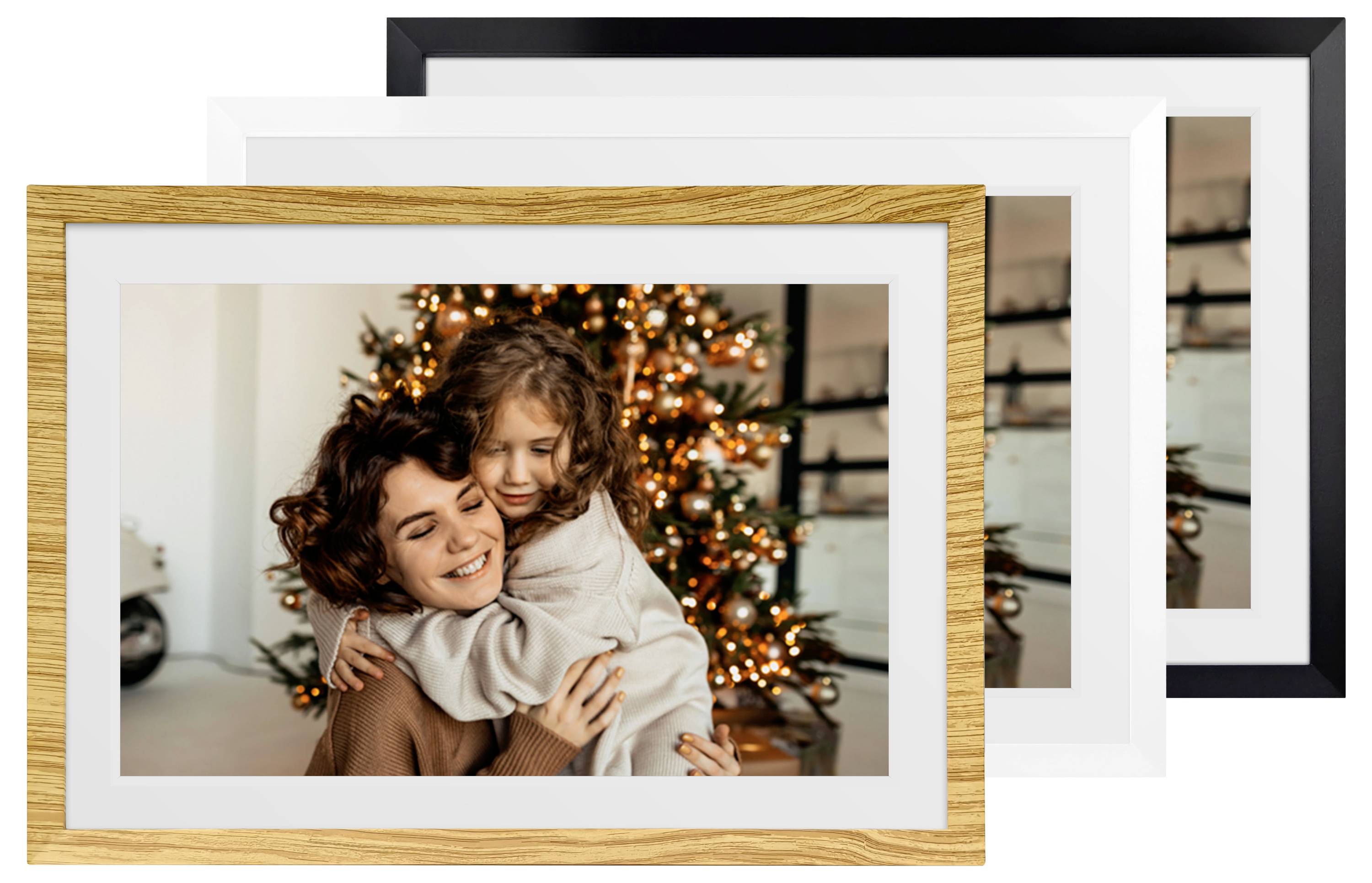 Stapel aus drei gerahmten Fotos; das vordere Bild zeigt eine lächelnde Frau, die ein Kind vor einem beleuchteten Weihnachtsbaum umarmt.