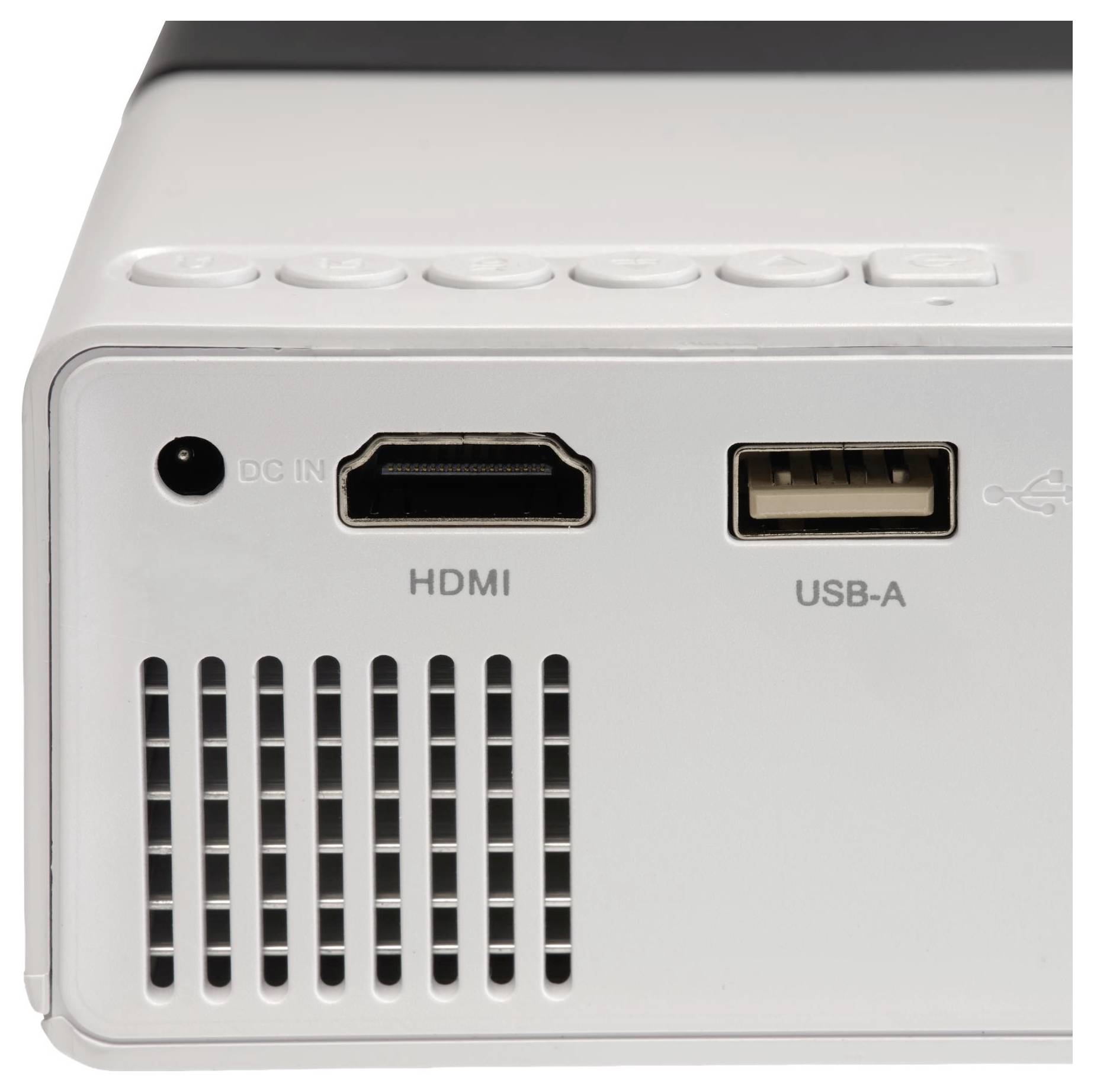 Nahaufnahme der hinteren Anschlüsse eines Projektors, die DC-Eingang, HDMI und USB-A-Verbindungen mit Belüftungsschlitzen zeigen.