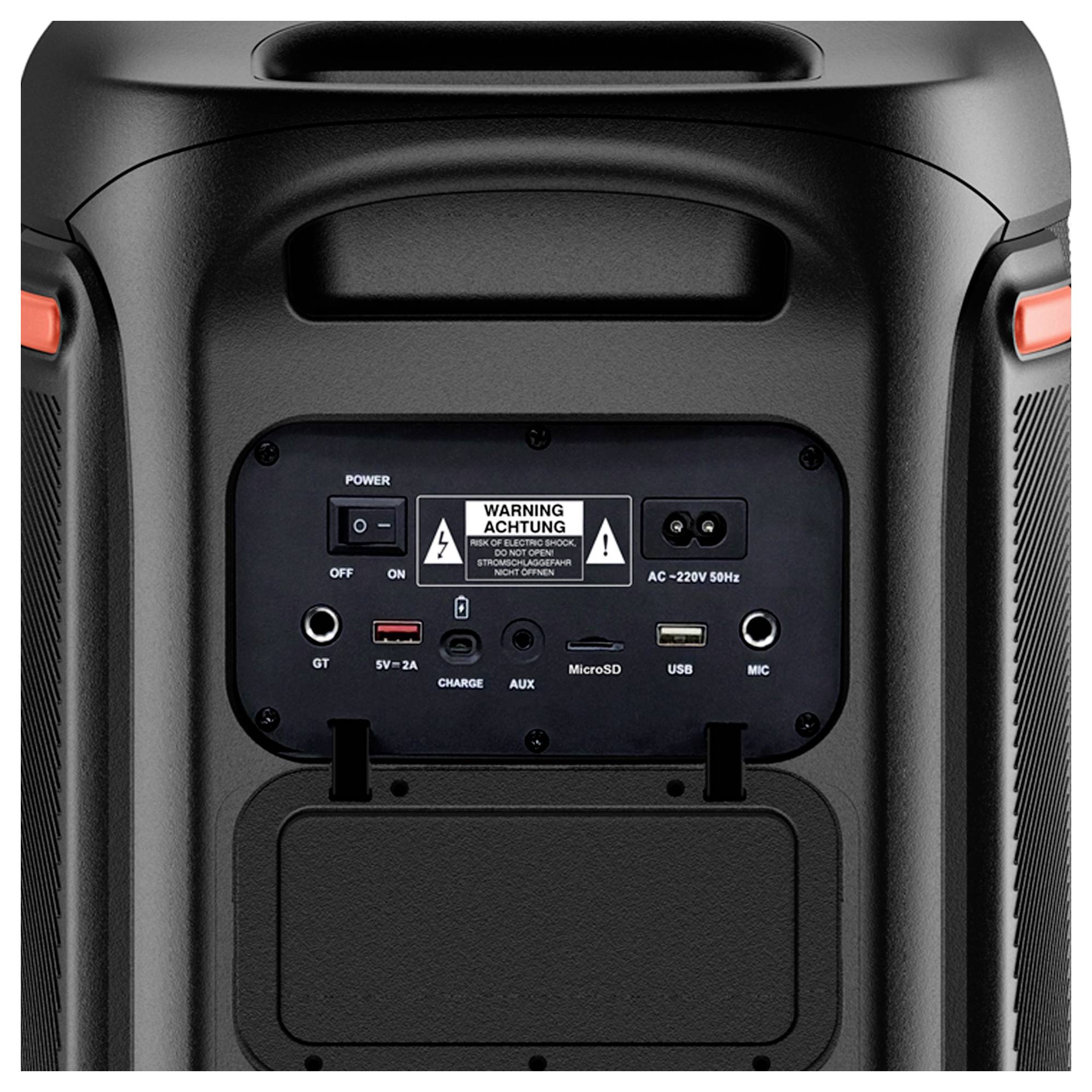 Nahaufnahme der Rückseite eines tragbaren Lautsprechers, die einen Stromschalter, ein Warnschild, AC-Eingang, USB-, microSD-, AUX-, Lade- und Mikrofon-Anschlüsse zeigt.