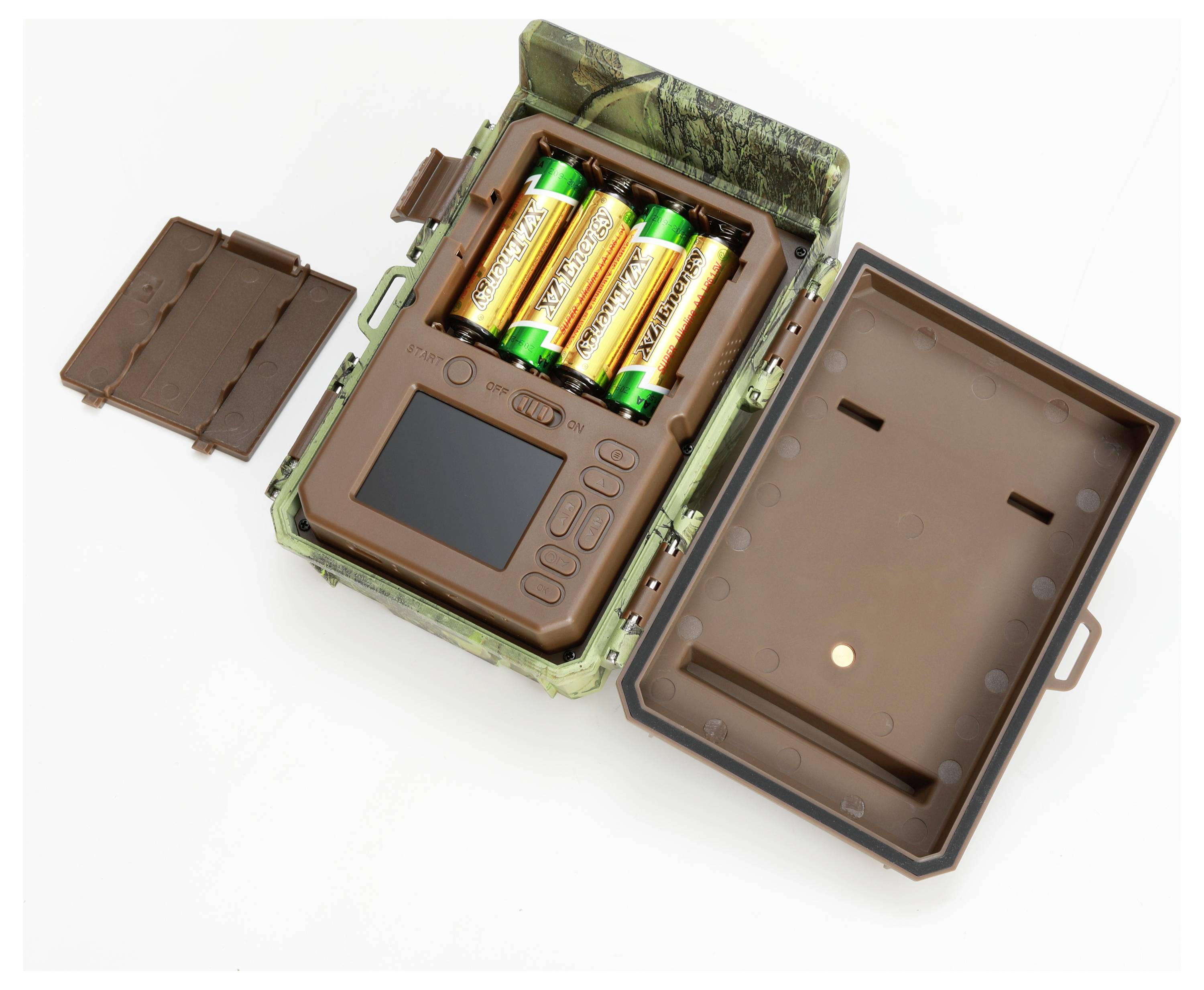 Offene Wildkamera in Tarnfarben mit eingebauten Batterien, Frontabdeckung entfernt und hintere Tür offen auf weißem Hintergrund.