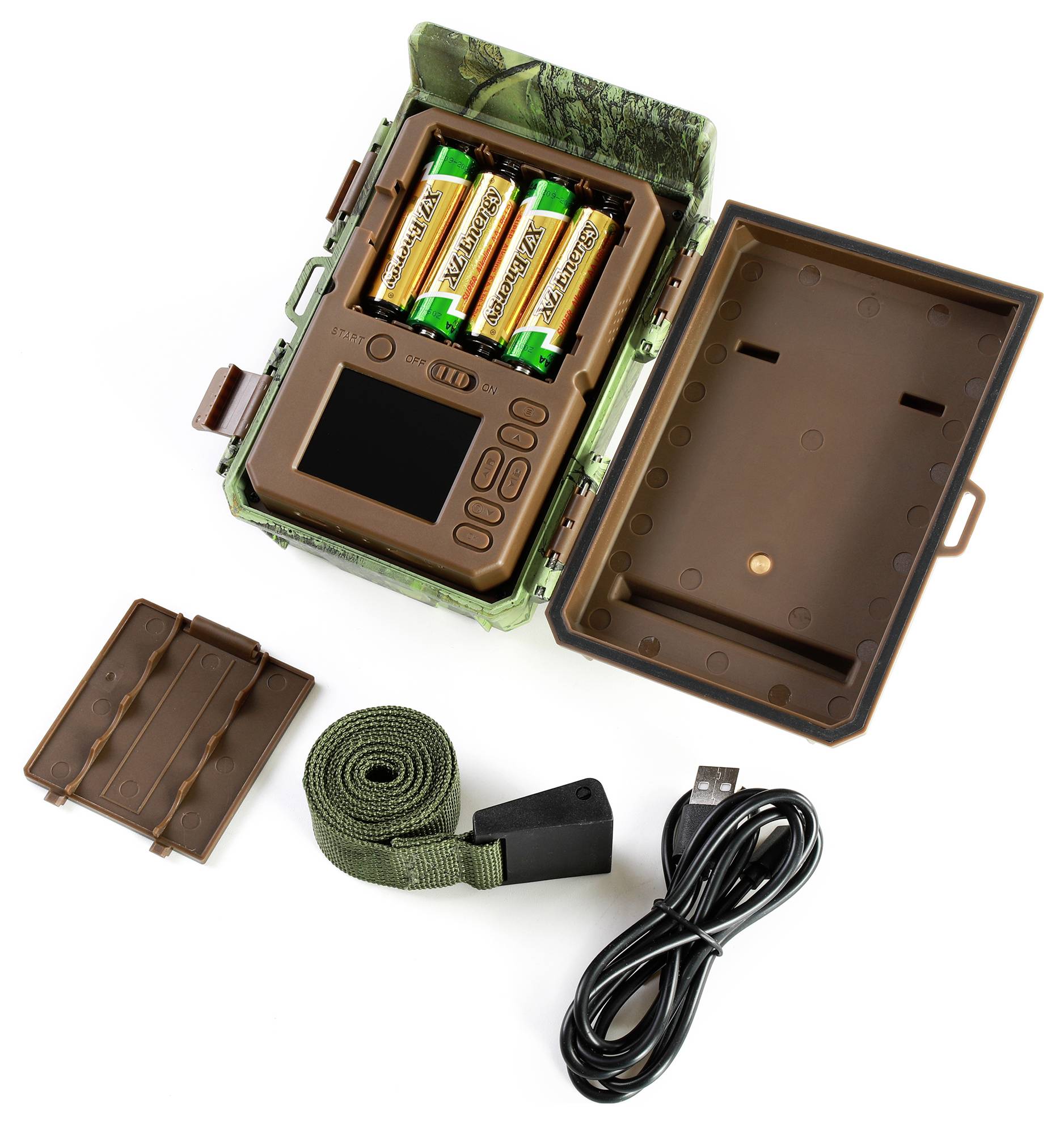 Offenes Tarnung-Wildkamera-Set mit installierten Batterien, Plus Riemen, USB-Kabel und Montageplatte auf weißem Hintergrund.