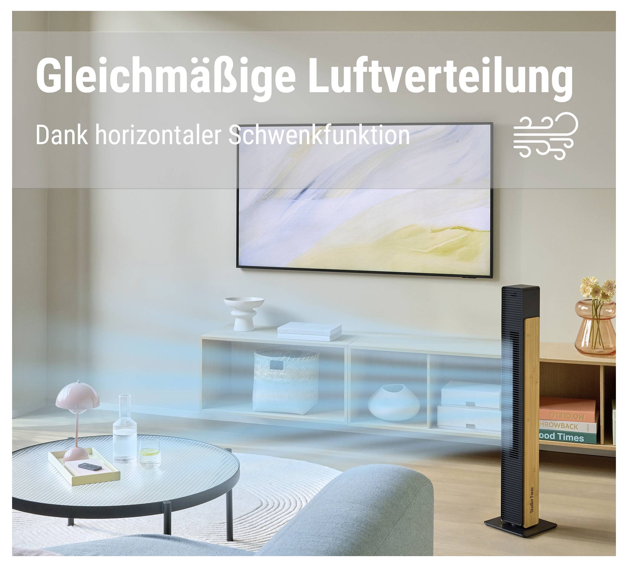 Luftreiniger im Wohnzimmer verteilt Luft gleichmäßig; Text nennt 'Gleichmäßige Luftverteilung' dank horizontaler Schwenkfunktion.