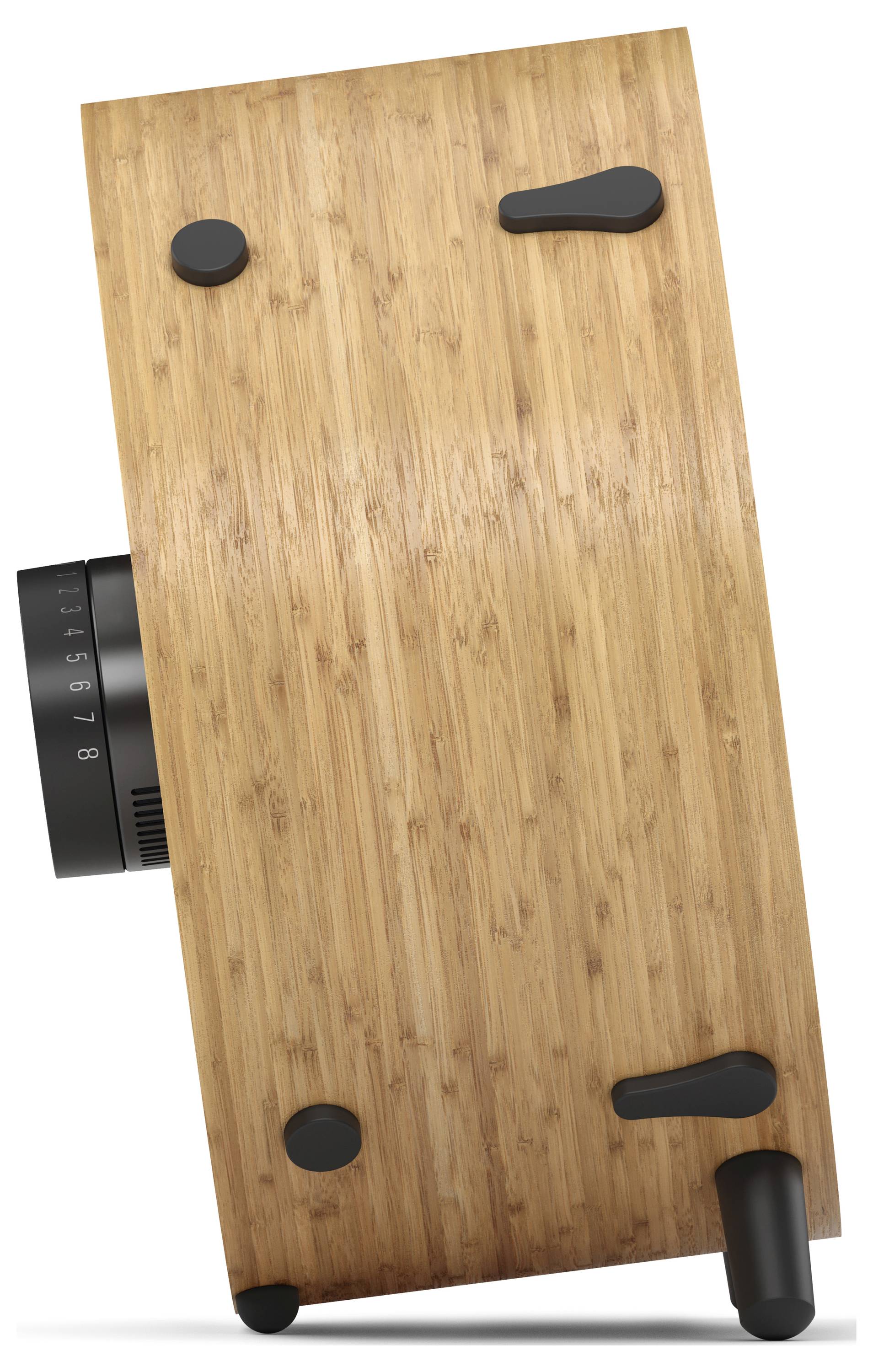 Ein Bamboo-Lautsprecher oder -Radio, das in einem Winkel gezeigt wird, mit einem großen schwarzen Abstimmknopf auf der linken Seite und vier schwarzen Füßen auf der Unterseite.