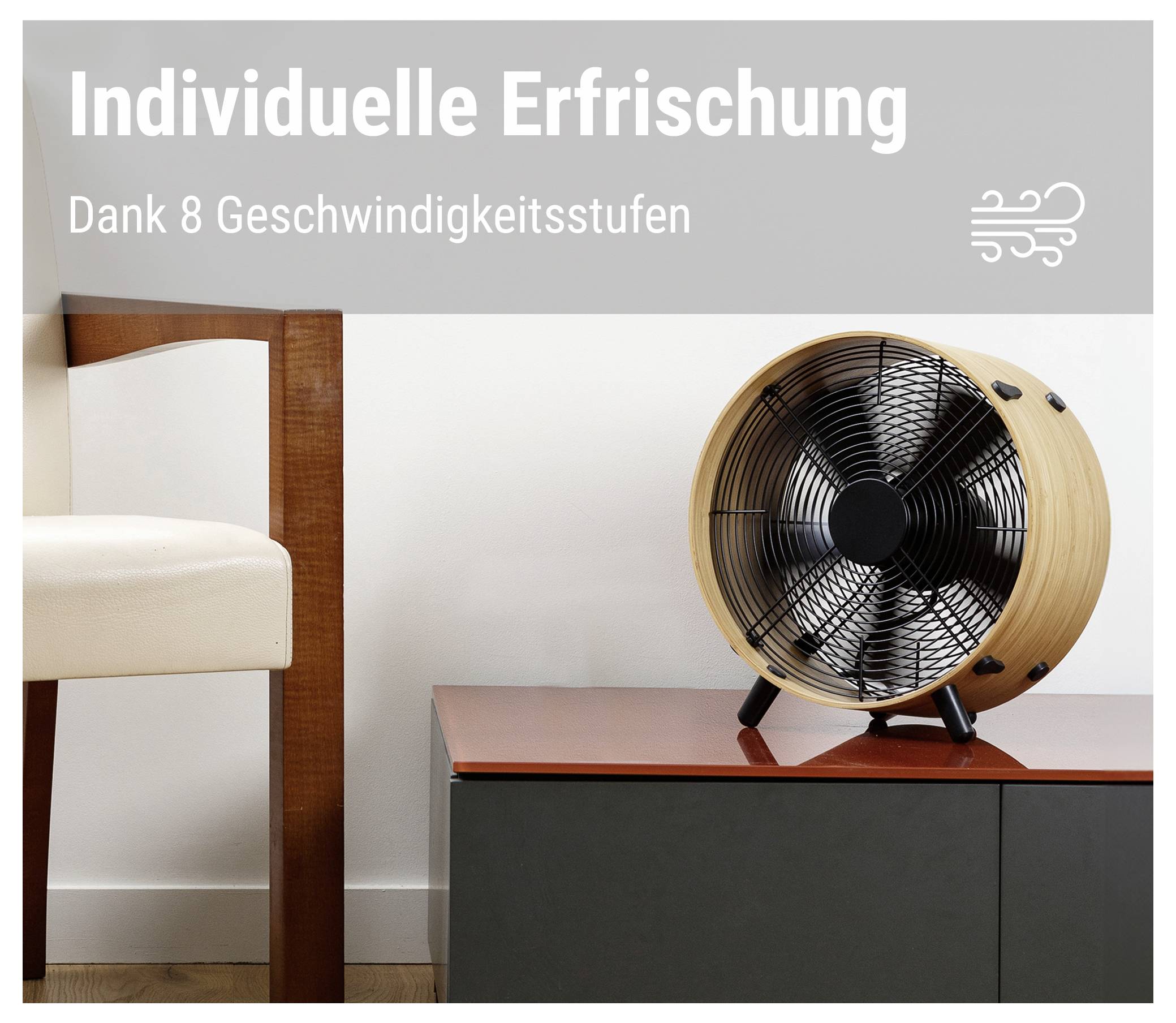 Holzoptischer Tischventilator mit 8 Geschwindigkeitsstufen auf einem Sideboard; Text: 'Individuelle Erfrischung' und 'Dank 8 Geschwindigkeitsstufen'.