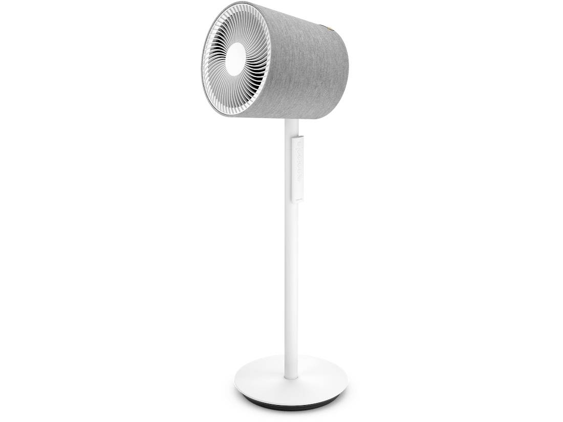 Ein moderner weißer Standventilator mit einem grauen zylindrischen Kopf auf einer runden Basis, dargestellt vor einem einfachen weißen Hintergrund.