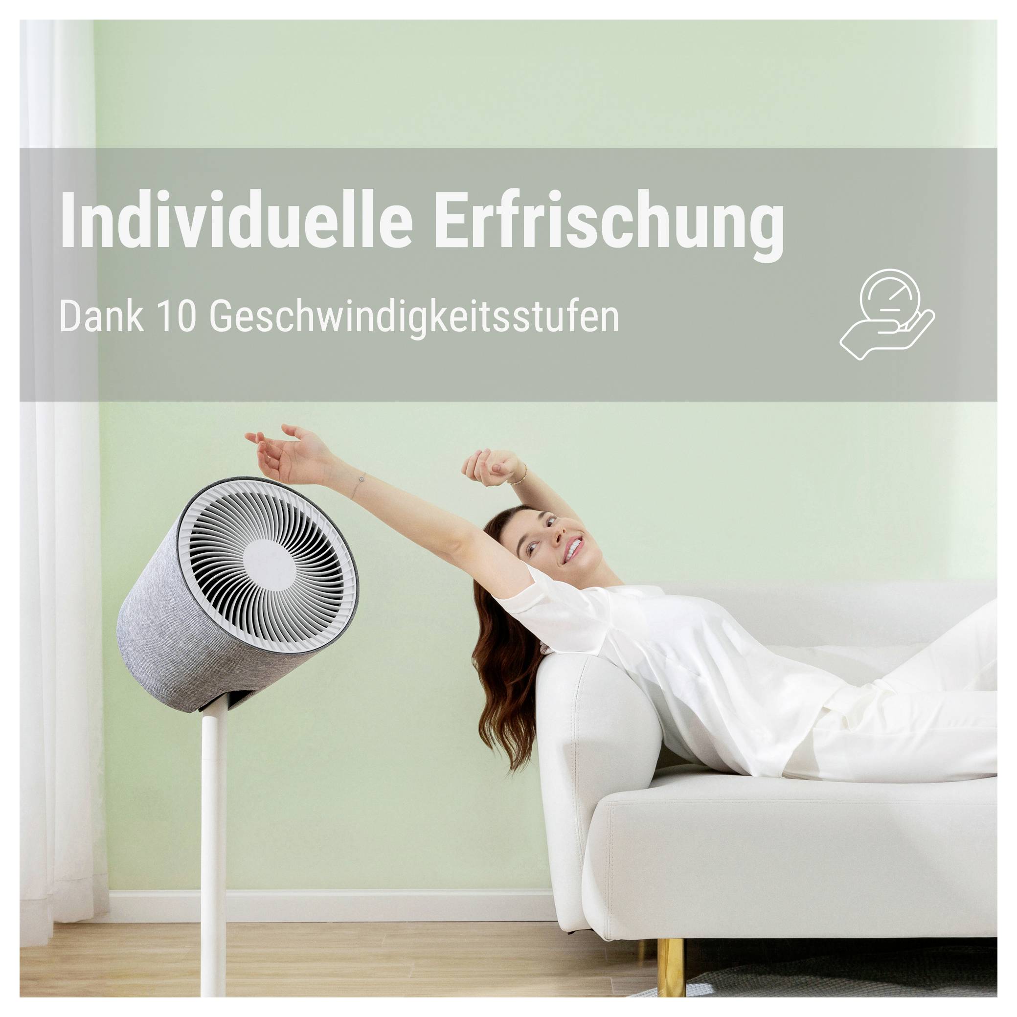 Werbung für einen Standventilator: Frau entspannt auf dem Sofa neben dem Gerät; Text: 'Individuelle Erfrischung' und 'Dank 10 Geschwindigkeitsstufen'.