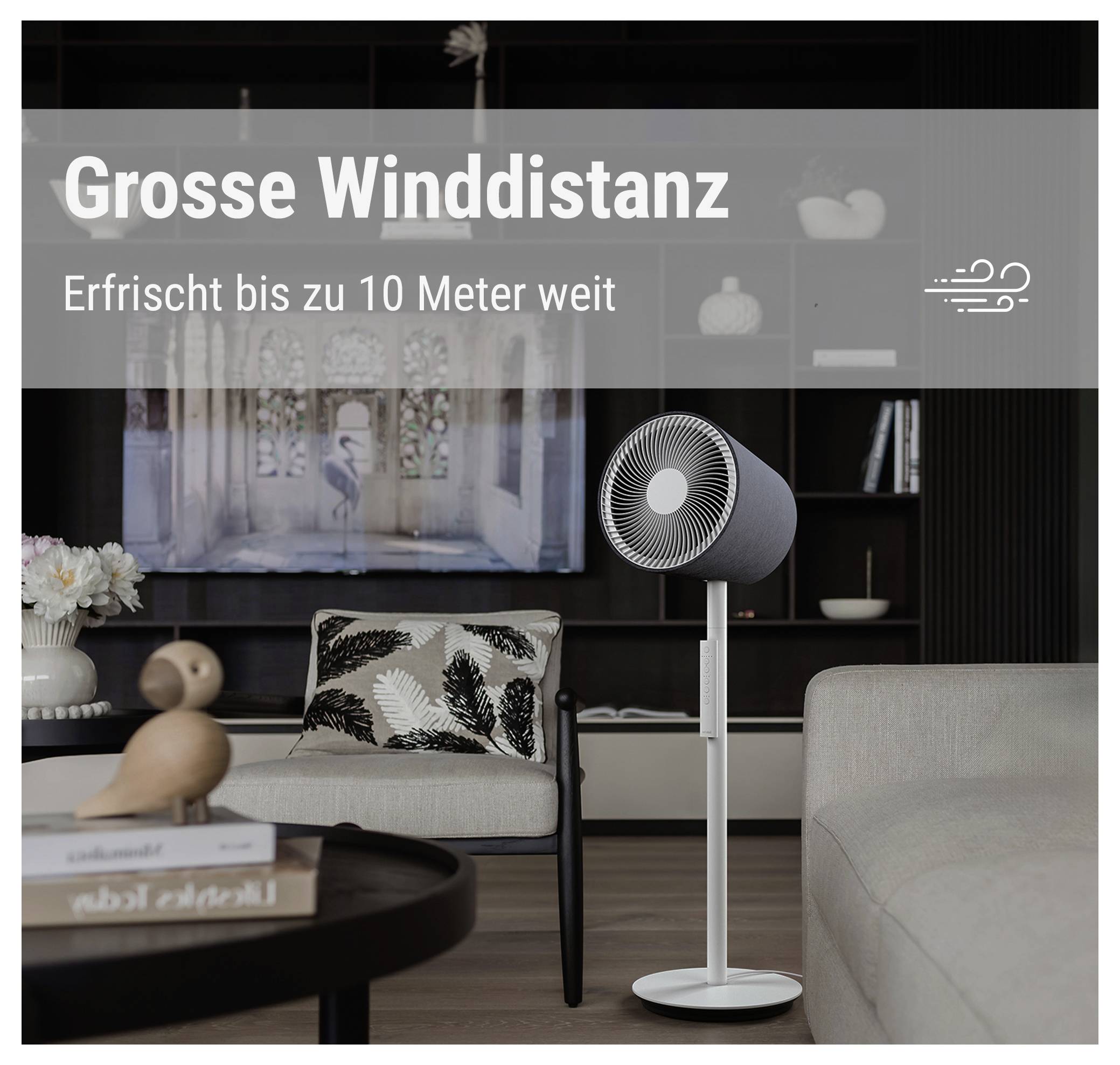 Standventilator in modernem Wohnzimmer; Text: 'Grosse Winddistanz' und 'Erfrischt bis zu 10 Meter weit'.