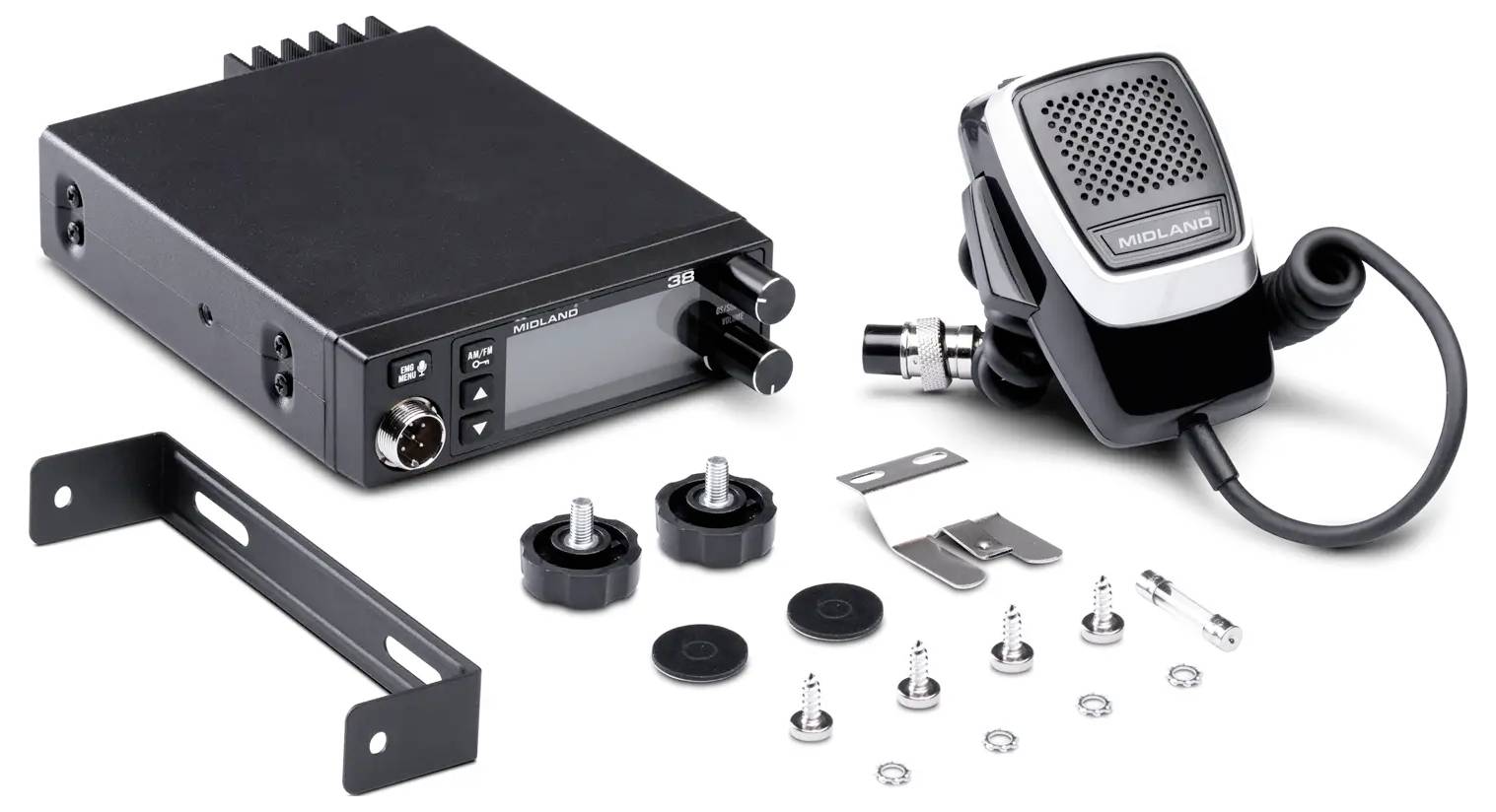 CB-Funkgerät-Bausatz mit Mikrofon, Befestigungshalterung, Kabeln, Drehknöpfen und Hardware auf weißem Hintergrund angeordnet.