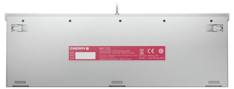 Seitenansicht einer silbernen Computertastatur mit erhabenen Tasten und einem Kabel, das sich nach links erstreckt.