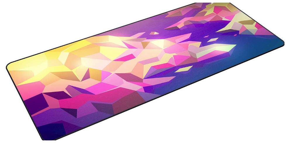 Abstrakte, farbenfrohe Low-Poly-Rechteckmatte oder Teppich mit einem lebendigen geometrischen Farbverlaufsmuster in Pink, Gelb, Lila und Blau auf weißem Hintergrund.