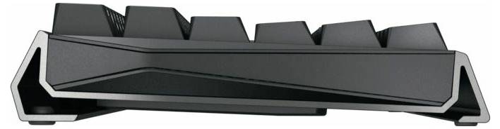 Schwarzes rechteckiges Computergehäuse oder Hardware-Gehäuse mit eckigen Frontlüftungsschlitzen, in Seitenansicht auf weißem Hintergrund dargestellt.