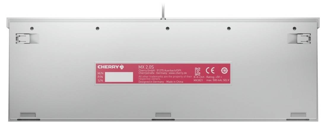 Rückansicht einer silbernen Computertastatur mit ausklappbaren Füßen und einem roten CHERRY MX 2.0S-Produktetikett, das auf der Unterseite zentriert ist.