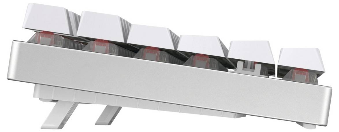 Seitenansicht einer silbernen mechanischen Tastatur mit erhobenen weißen Tasten und roten Schaltern, schräg auf weißem Hintergrund angeordnet.