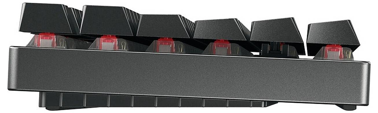 Nahaufnahme einer schwarzen mechanischen Tastatur mit roten Schaltern und erhöhten Tasten, von der Seite auf weißem Hintergrund gezeigt.