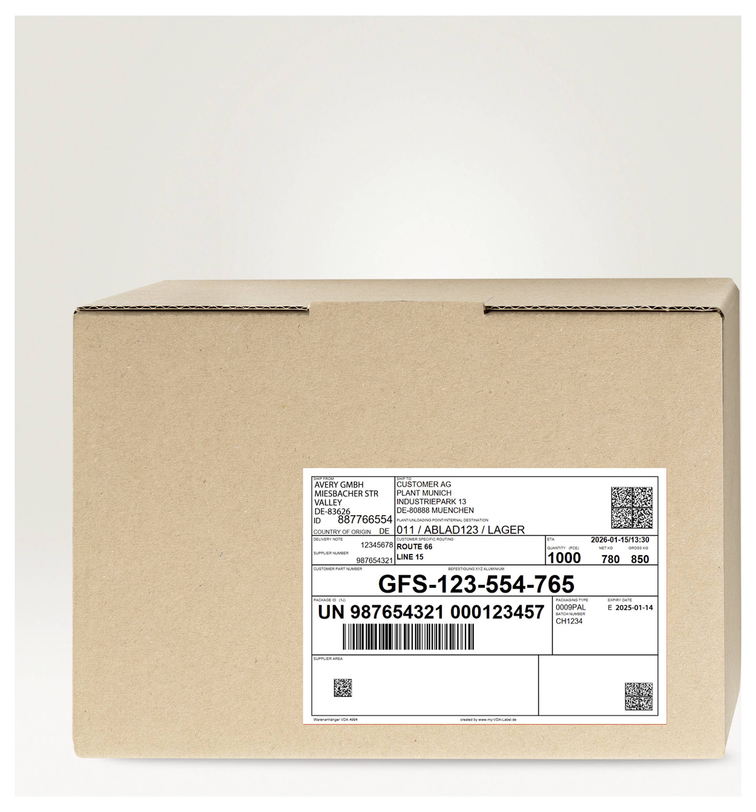 Ein versiegelter Pappversandkarton mit einem Logistik-Etikett mit Barcode, QR-Codes und der Verfolgungsnummer GFS-123-554-765.