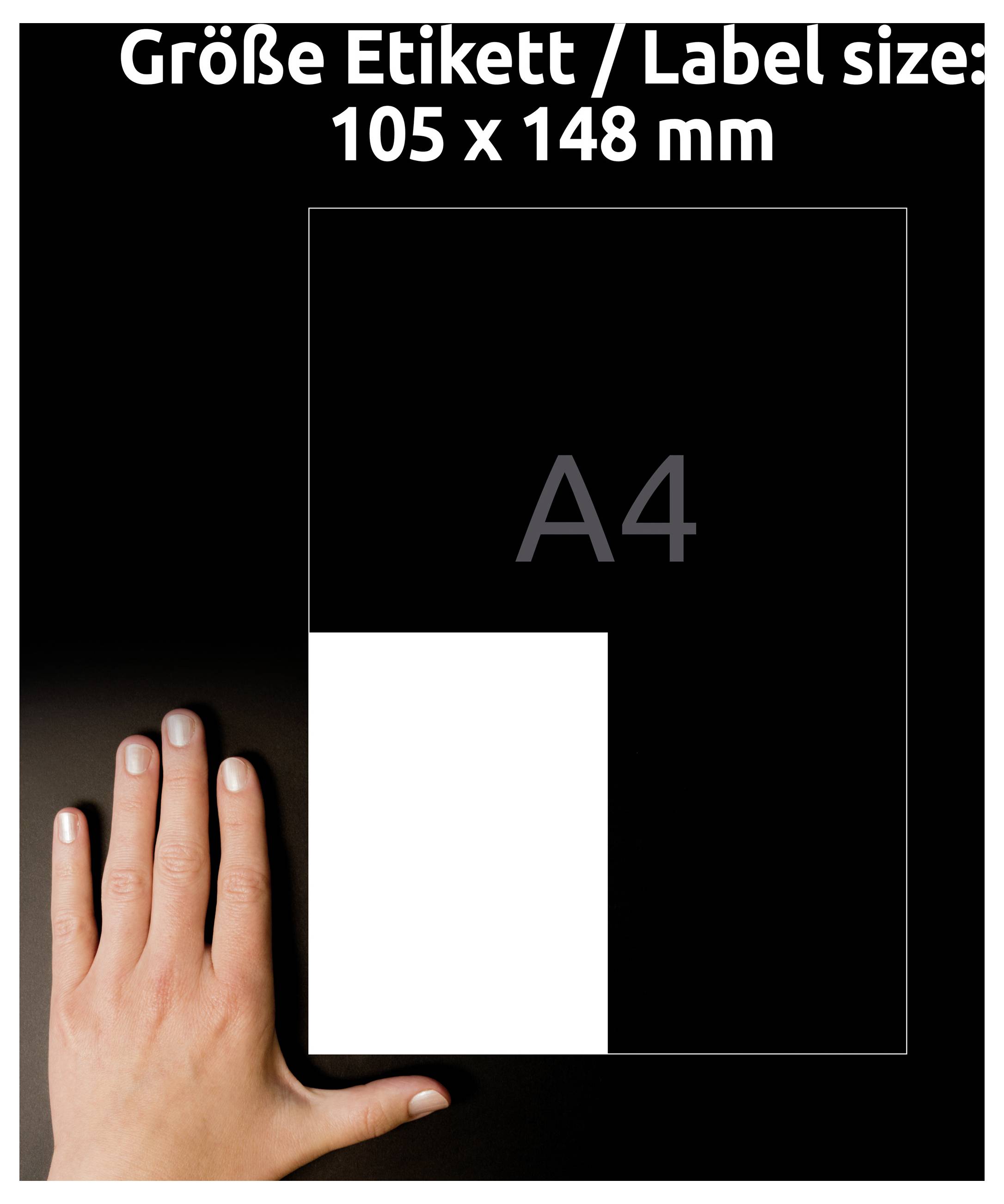 Eine Hand neben einer leeren A4-Etikettengröße-Anleitung mit der Aufschrift „Größe Etikett / Label size: 105 x 148 mm