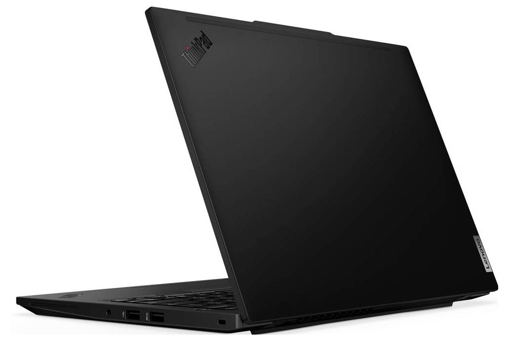 Schwarzer Lenovo ThinkPad-Laptop, geschlossen und in einem Winkel auf weißem Hintergrund dargestellt.