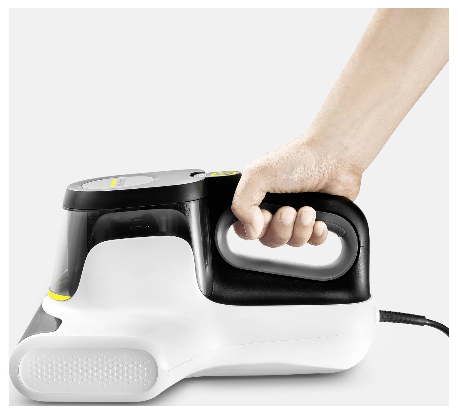 Hand, die einen schwarzweiß-elektrischen Dampfreiniger oder ein Bügeleisen mit Kabel hält, gezeigt auf einem einfachen Hintergrund.
