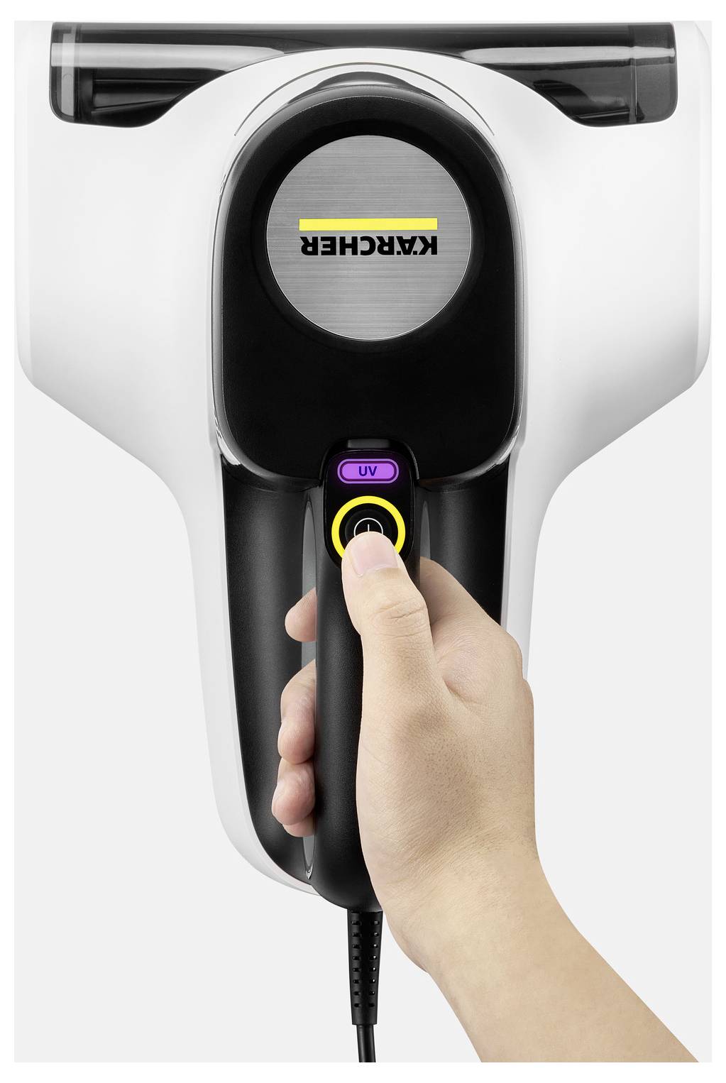 Hand, die ein tragbares Reinigungsgerät von Kärcher hält, mit einer leuchtenden Taste 'UV', frontal vor einem einfachen weißen Hintergrund dargestellt.