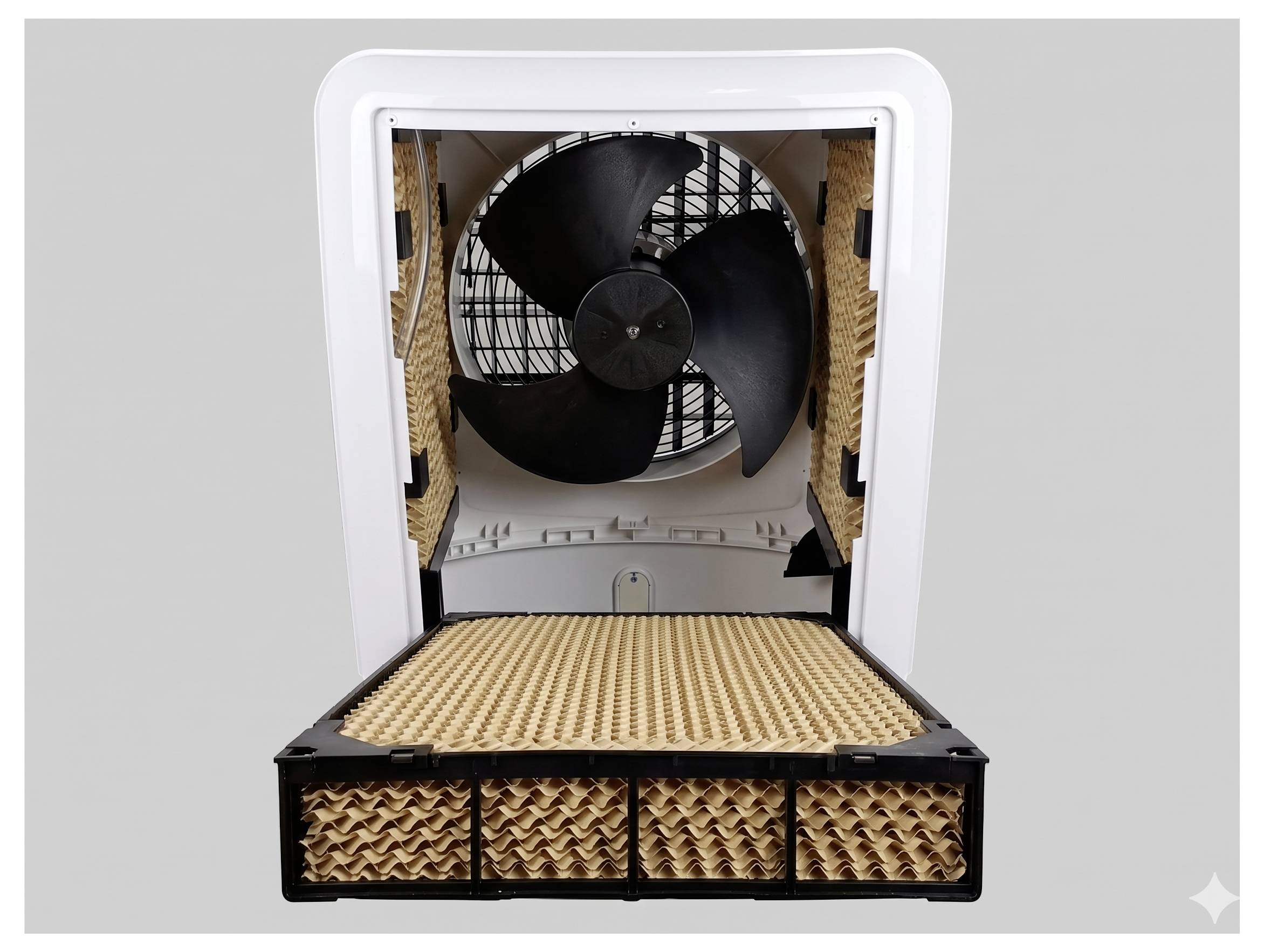 Nahaufnahme eines tragbaren Luftkühlers mit einem großen schwarzen Ventilator und einem vorne angebrachten, herausgezogenen Wasser-Absorptions-Pad zum Reinigen oder Nachfüllen.