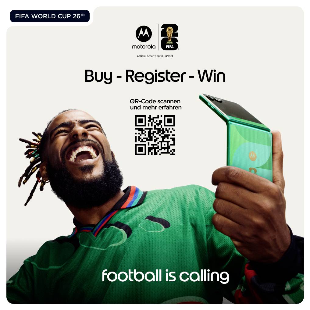 Motorola FIFA World Cup Aktion zeigt einen lächelnden Mann in einem grünen Trikot, der ein faltbares Telefon hält, mit 
