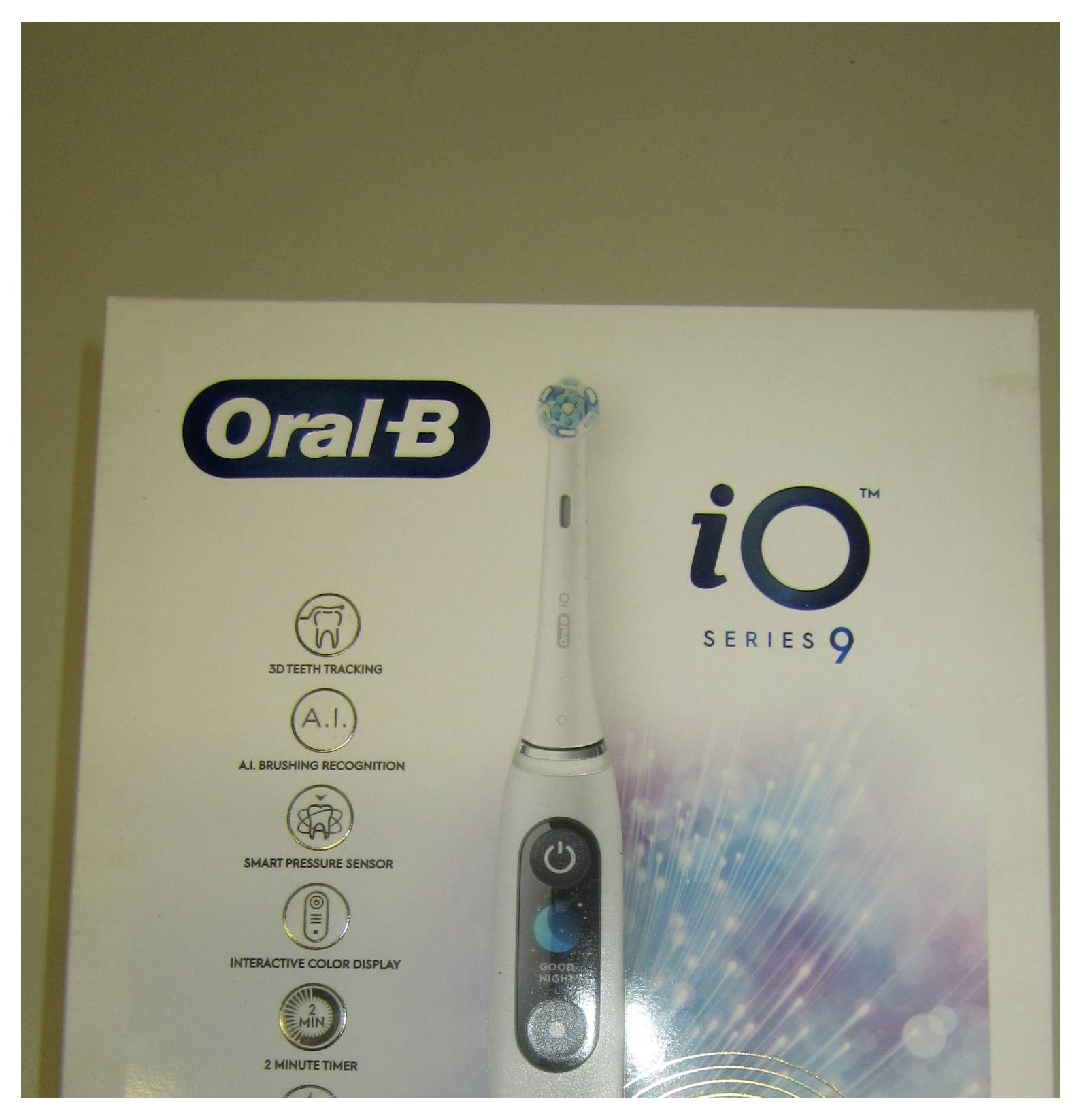 Oral-B iO Serie 9 Elektrische Zahnbürste – Verpackung mit der Zahnbürste und Funktionen wie 3D-Verfolgung, KI-Erkennungsfunktion für Putztechniken, Drucksensor, Farbdisplay und 2-Minuten-Timer.