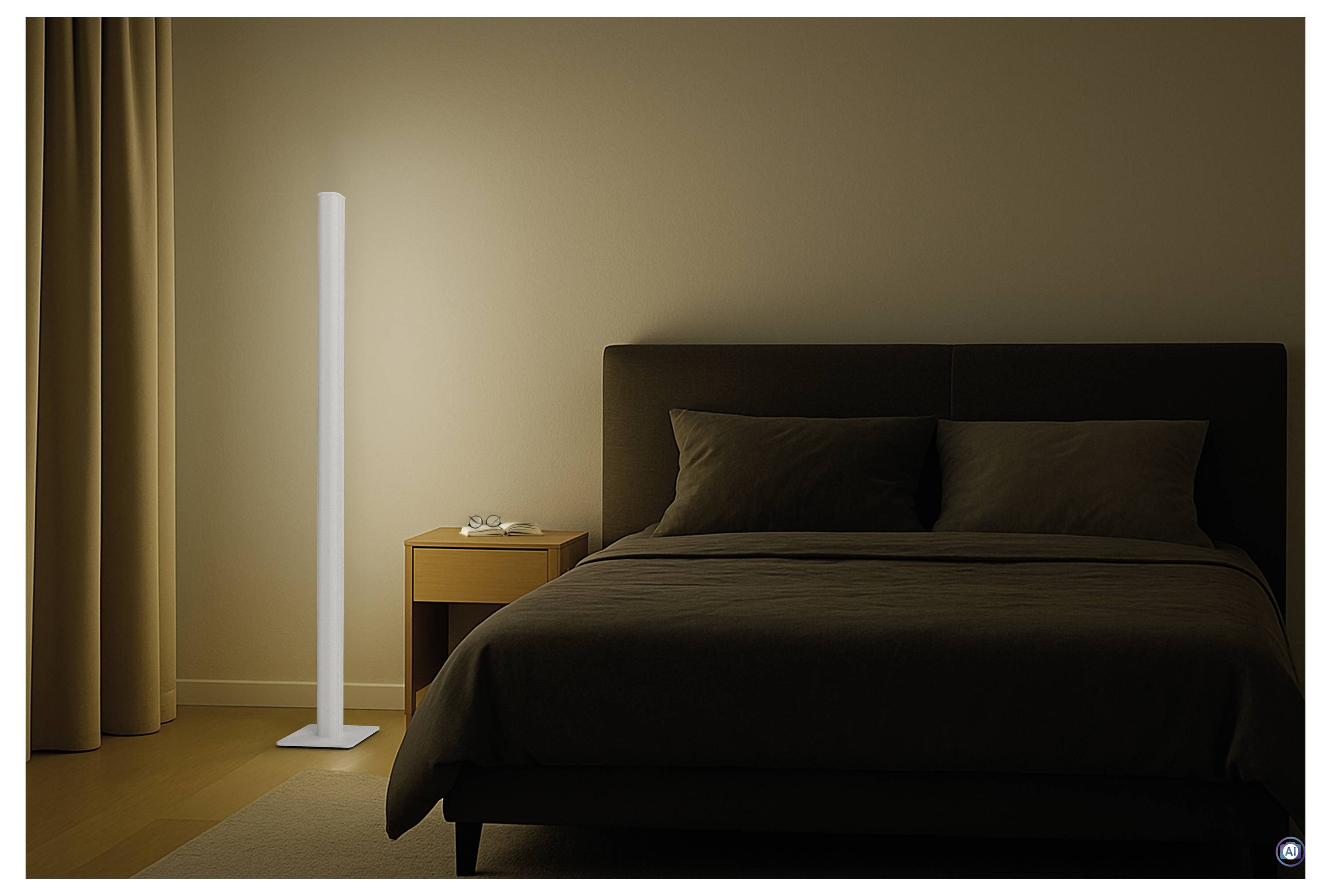 Modernes Schlafzimmer mit einem Bett, einem Nachttisch und einer hohen weißen Stehlampe, die neben Vorhängen leuchtet und ein warmes, minimalistisches Interieur schafft.